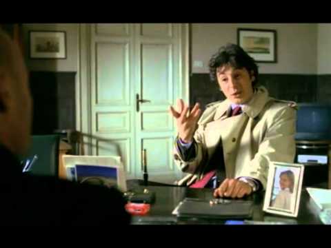 Il capo della Scientifica Jacomuzzi, interpretato da Giovanni Guardiano